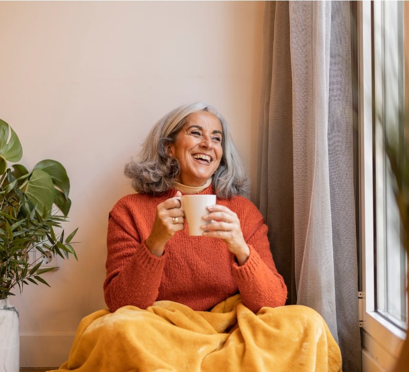 aposentada idosa curtindo seu cafe