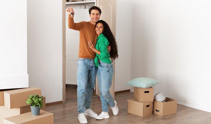 casal recebendo chaves apartamento