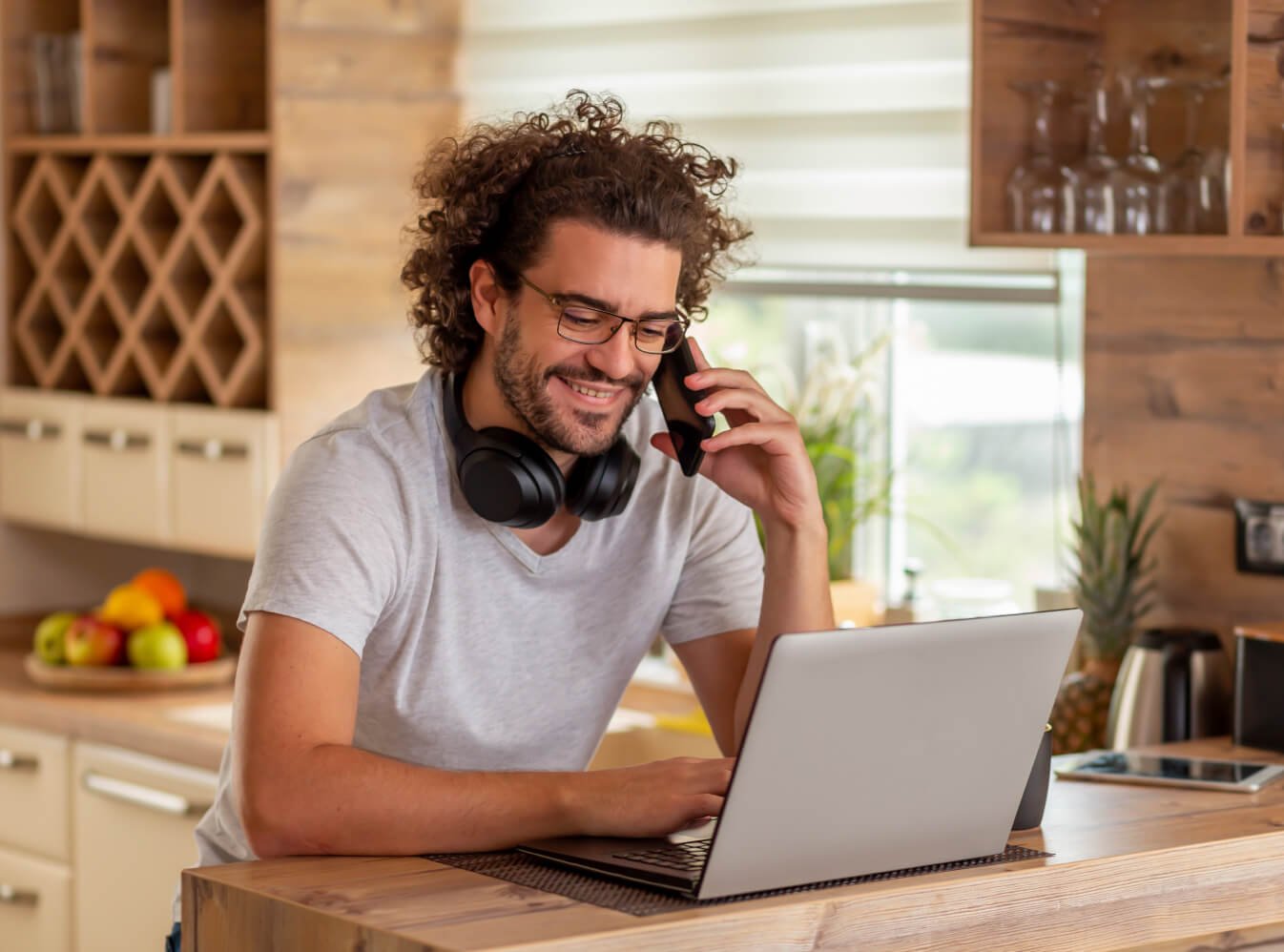 homem tranquilo com seus titulos