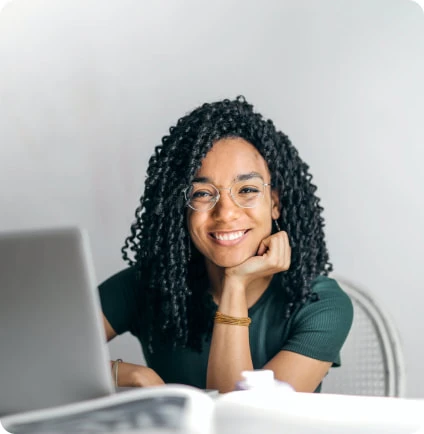 menina estudando contente