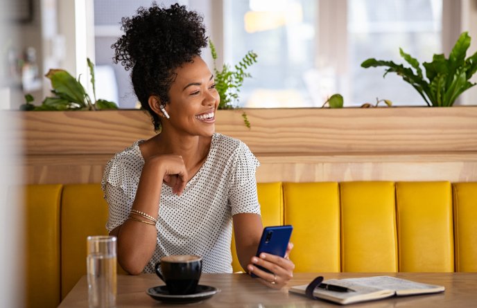 mulher consumidora cafe