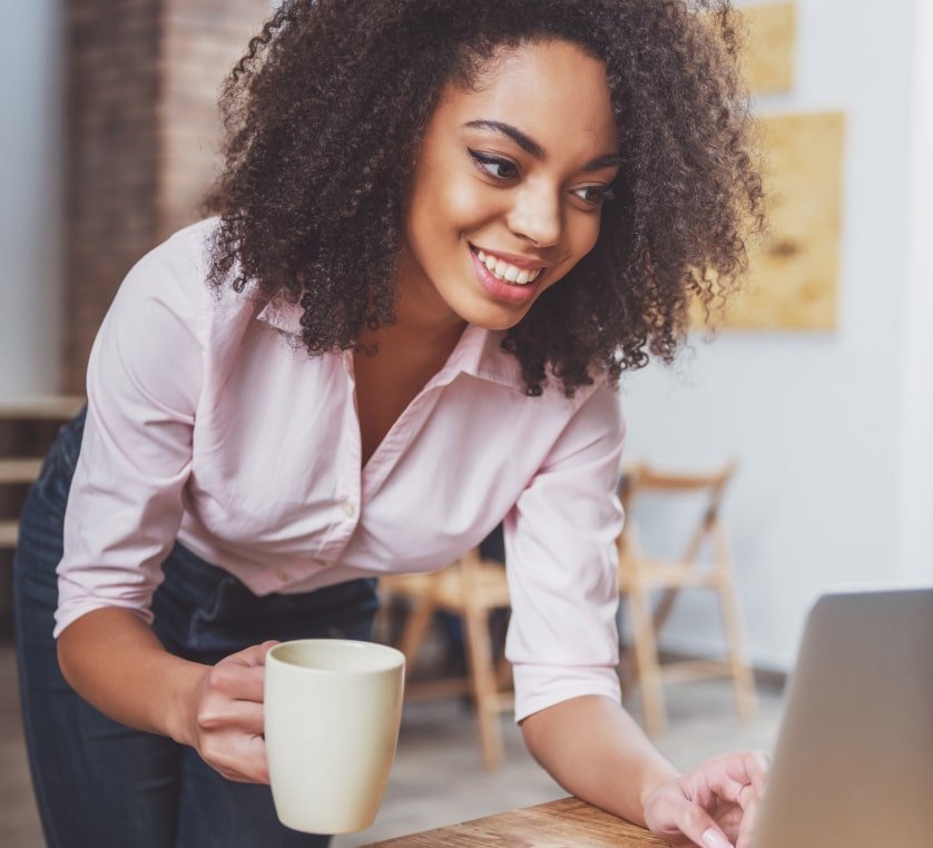 mulher feliz trabalhando com todos os direitos