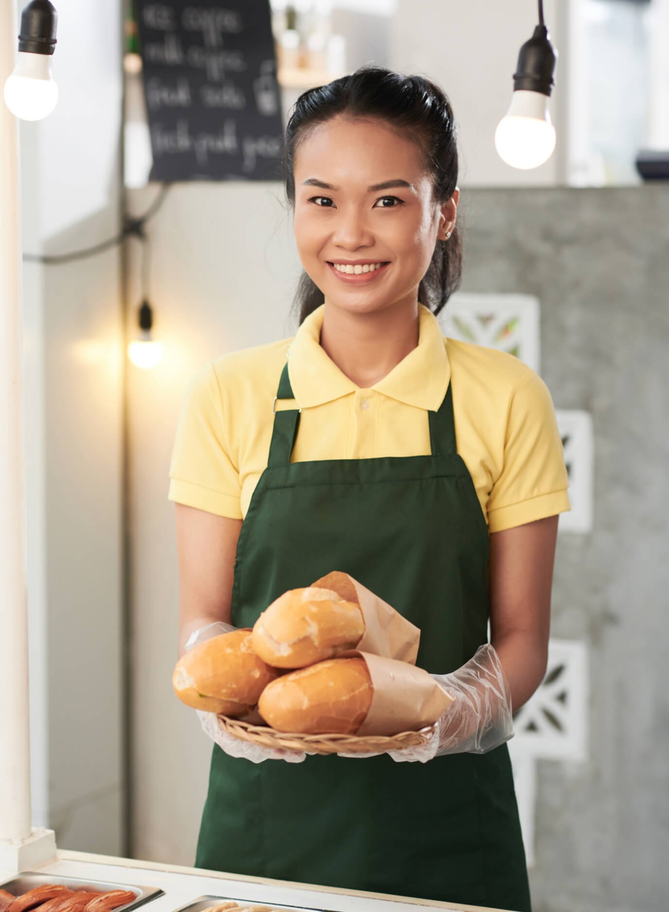 mulher jovem trabalhando