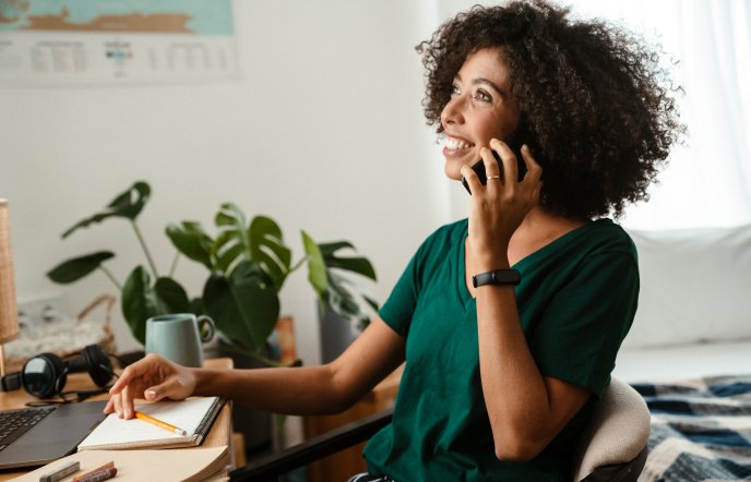 mulher resolvendo negativacao