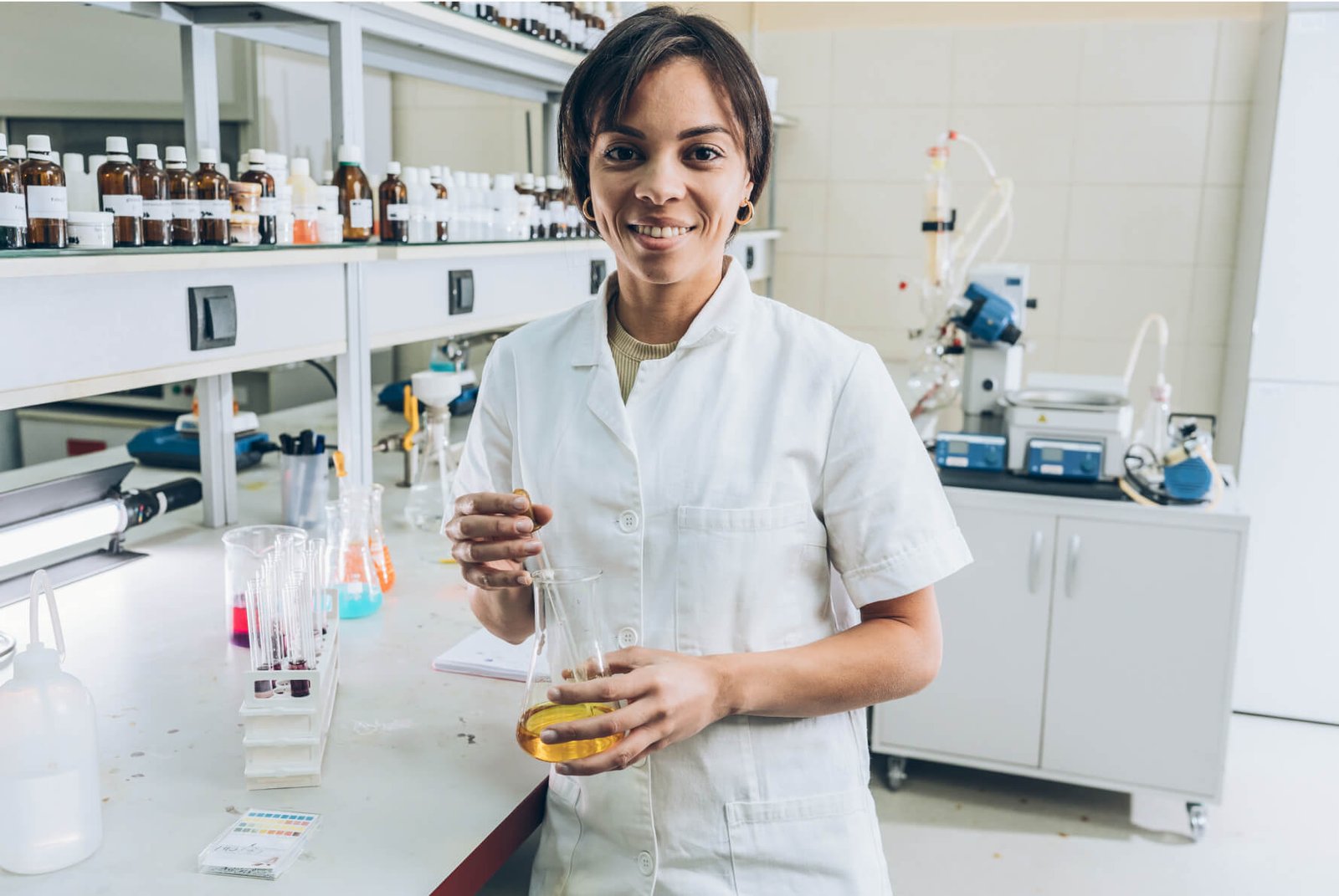 trabalhadora quimica feliz